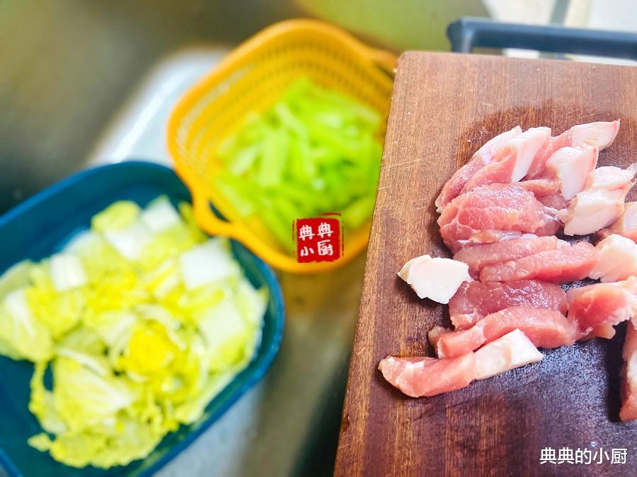 路边买点蔬菜，简单切点猪肉，搭配一下就是简单的一餐