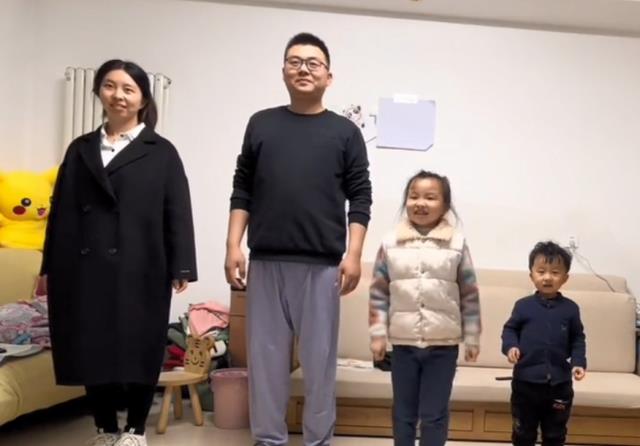 |郭威一家四口跳琪琪恰恰舞蹈，悦悦节奏感好，田静像怀三胎