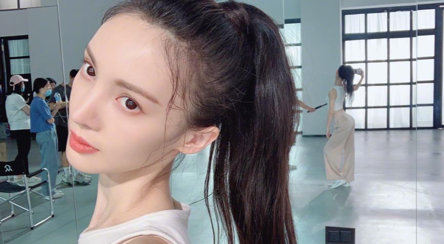 TOKIO|金晨的窘境,折射出娱乐圈“畸形”的审美