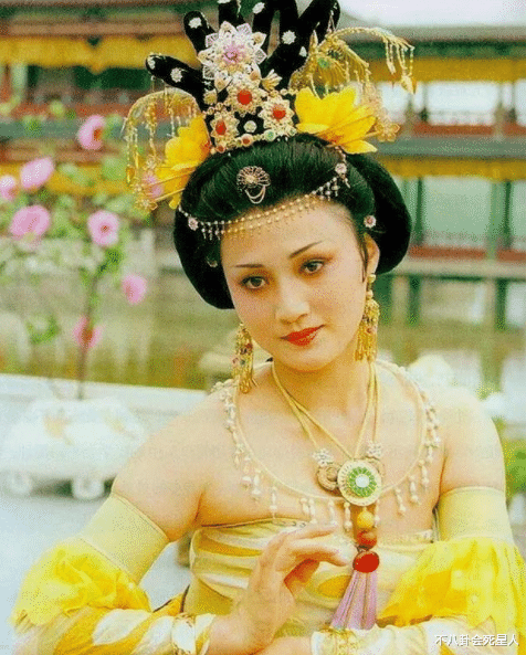 布兰妮·斯皮尔斯|别迷恋纸片人身材了！这7位挂历美人告诉你，浑身是肉也能很好看