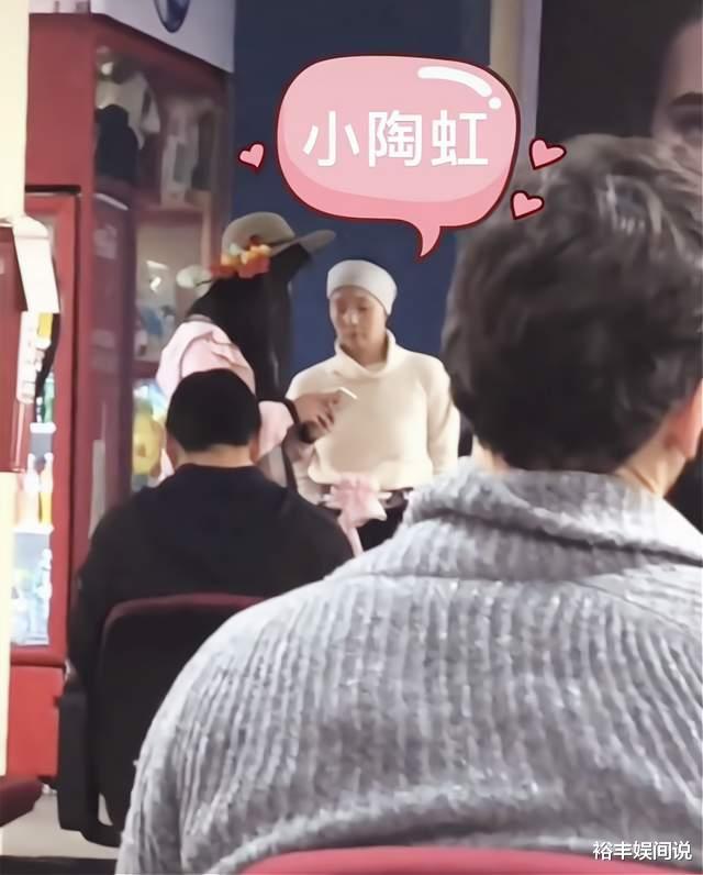 徐峥|徐峥一家现身国外机场!被求合影不成遭辱骂,疑13岁女儿近照曝光