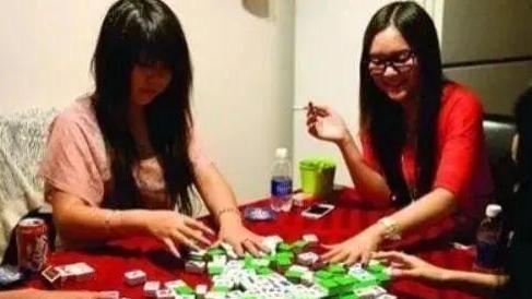 女子打牌输了2000后用自己抵债，300元一次，每次11个小时