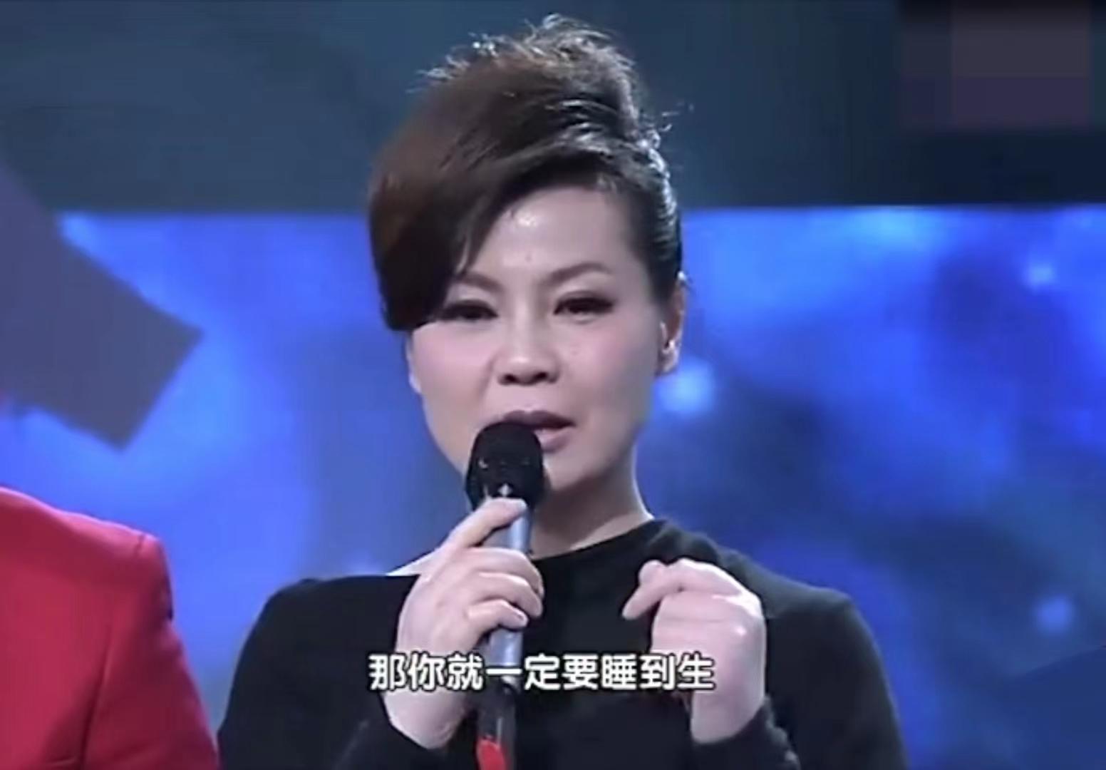 周冰倩|53岁周冰倩近况曝光！穿黑色背心丰满迷人，容颜未改身材仍似少女