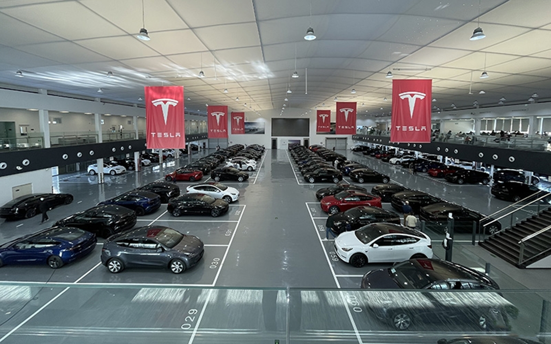 男子试乘特斯拉Model Y,女销售展示加速性能翻车直接把车开沟里
