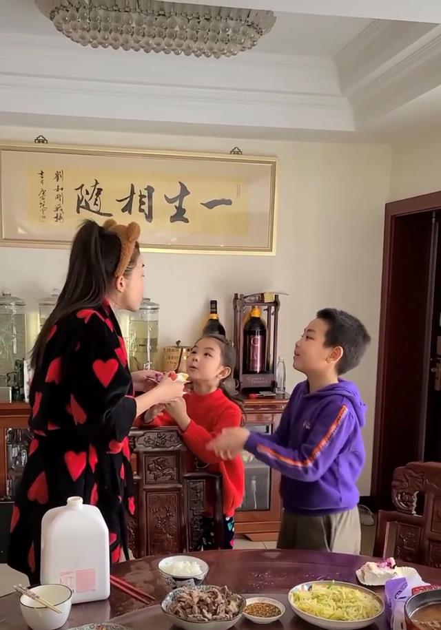 刘和刚|刘和刚携妻女与兄弟姐妹为母贺寿,一家8口其乐融融画面温馨