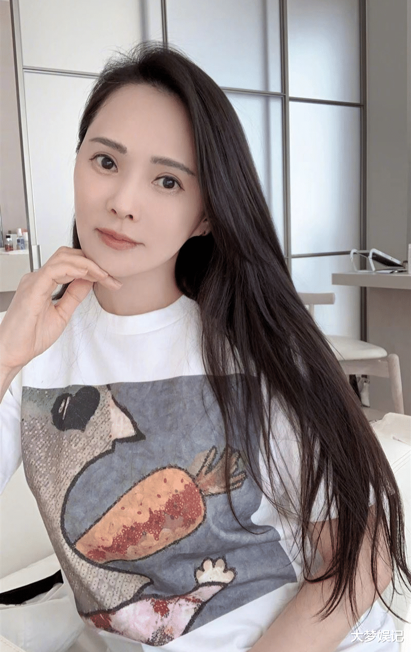 伊能静|“五官崩坏走样”遭指整容?伊能静晒近况照,吓坏网友:认不出来