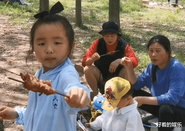 |田静晒全家春游照，舅舅负责烧烤，郭威铺床单，悦悦吃成了大花猫