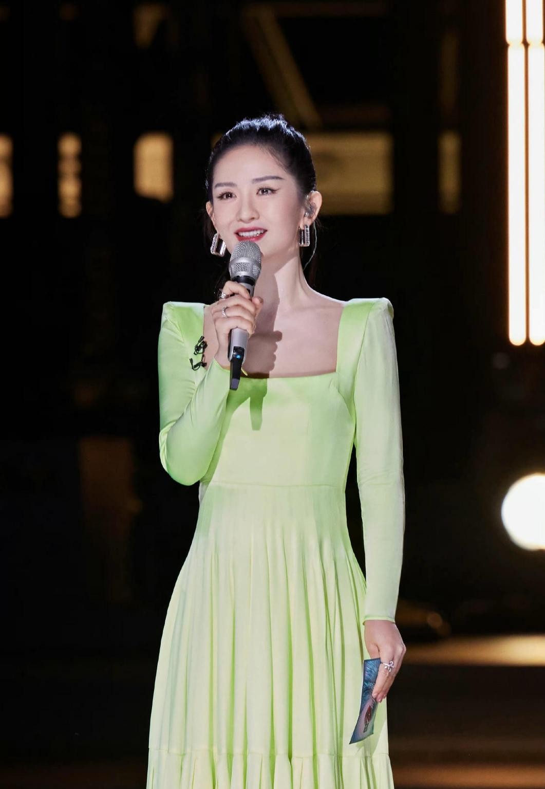 连衣裙 谢娜主持《浪姐3》状态太好了，穿荧光绿色长裙梳高马尾，挺干练