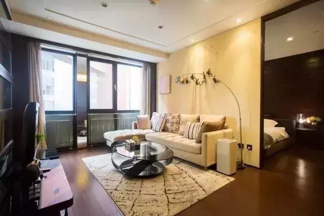 装修时墙面贴壁纸还是刷胶漆好?听完老师傅的话终于不纠结了!