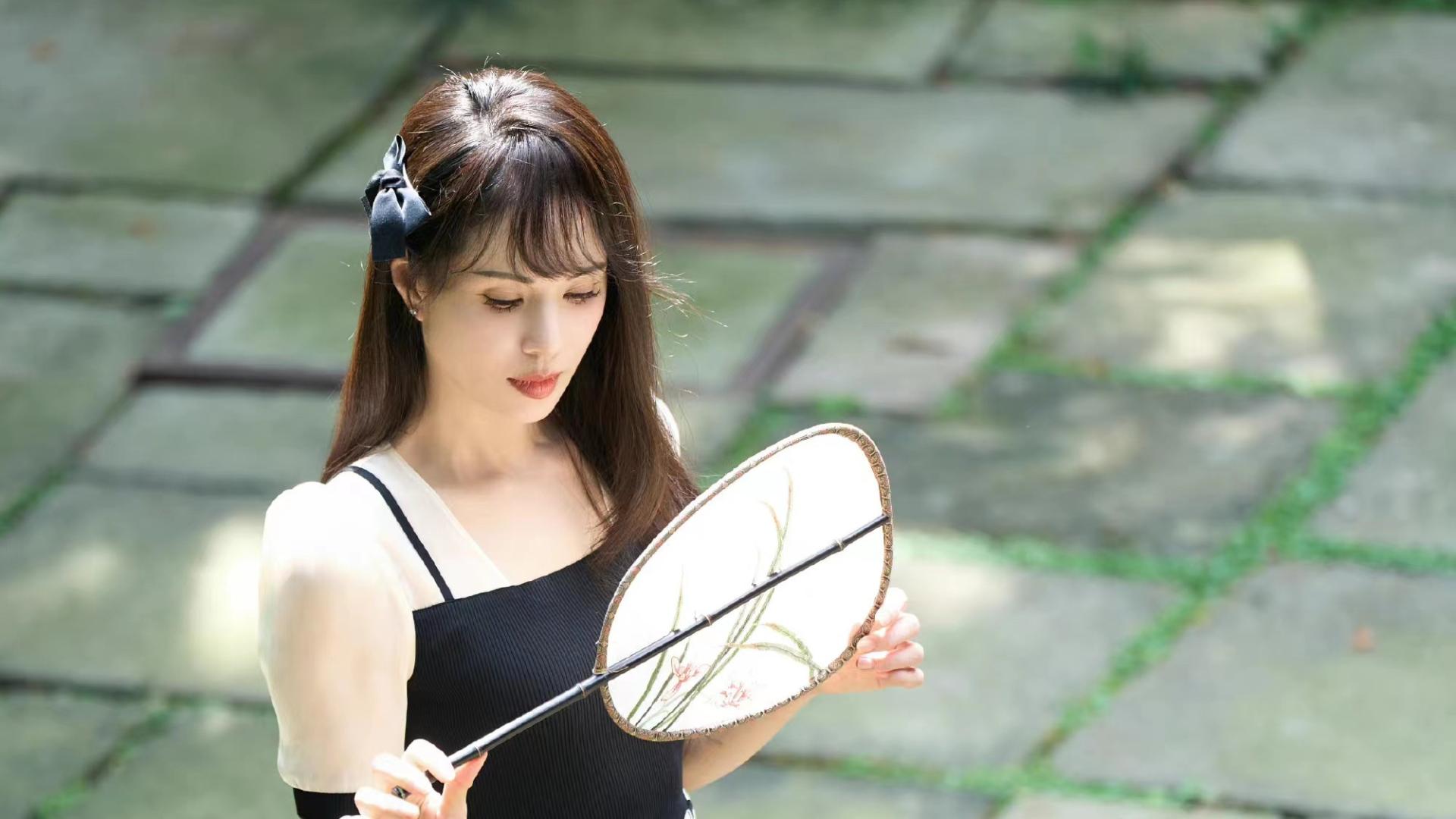 男士发型 李若彤尝试新发型，戴假发片刘海，清新甜美又减龄！
