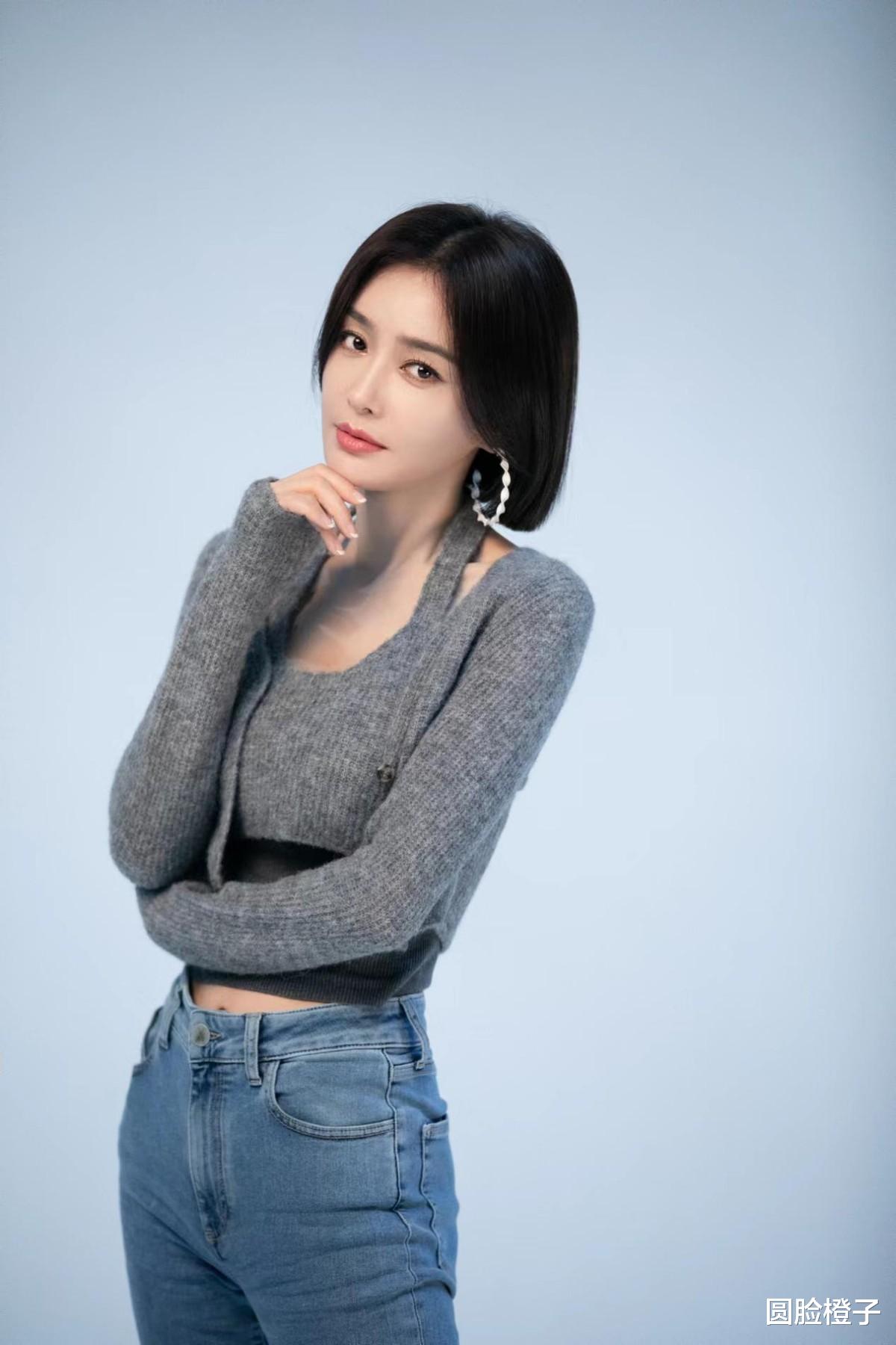 秦岚|秦岚身材瘦得刚好,灰色针织小衫配高腰牛仔裤,耳环快比脸都大了