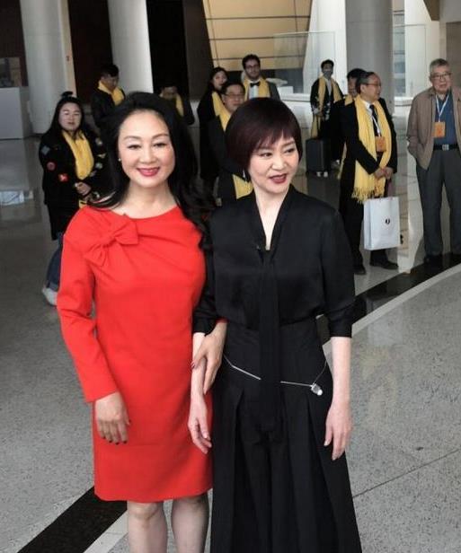 小黑裙 “泪眼影后”刘雪华老了，穿黑裙法令纹明显，但气质琼女郎里少见