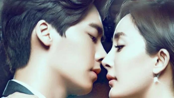 杨幂|当年，杨幂和李易峰在《怦然星动》中，有很多吻戏，当时李易峰的情不自禁