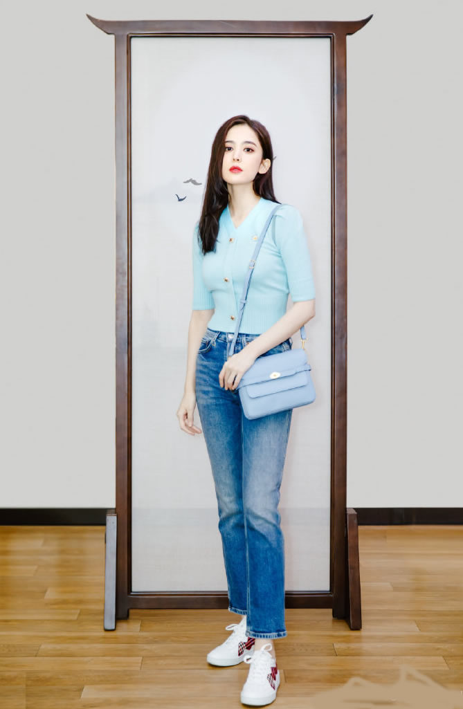 古力娜扎真时髦,超大草帽配淡绿色V领连衣裙,清新优雅很有气质