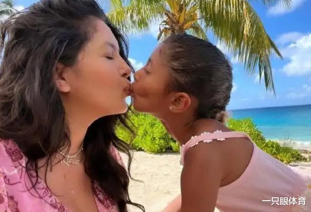 瓦妮莎|瓦妮莎晒圣诞合影!一身白衣拍全家福,海边团聚,科比看到了吗