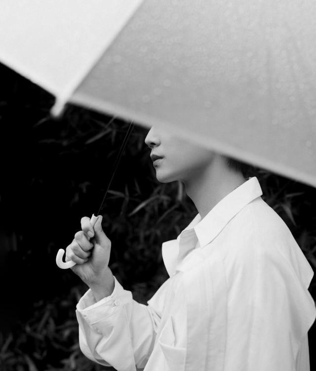 任嘉伦 任嘉伦对染发的执着，把头发挑染成粉紫色，还要扎一个小毽子