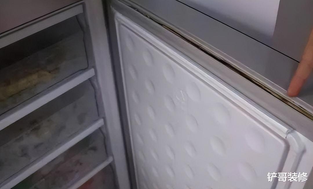 原来冰箱里面有个小孔，只要动一下，不结冰不结霜，省电没异味！