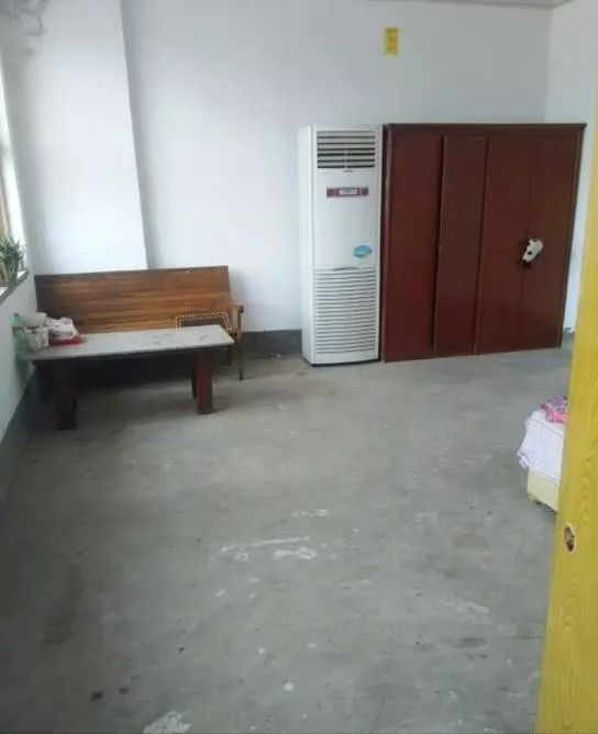 晒晒我的农村婚房,卧室水泥地,家具是二手,还有比这更寒酸的吗