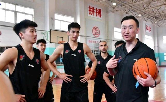 浙江省|基本确定！浙江二当家投奔青岛，2米25神塔签约，刘维伟大干一场