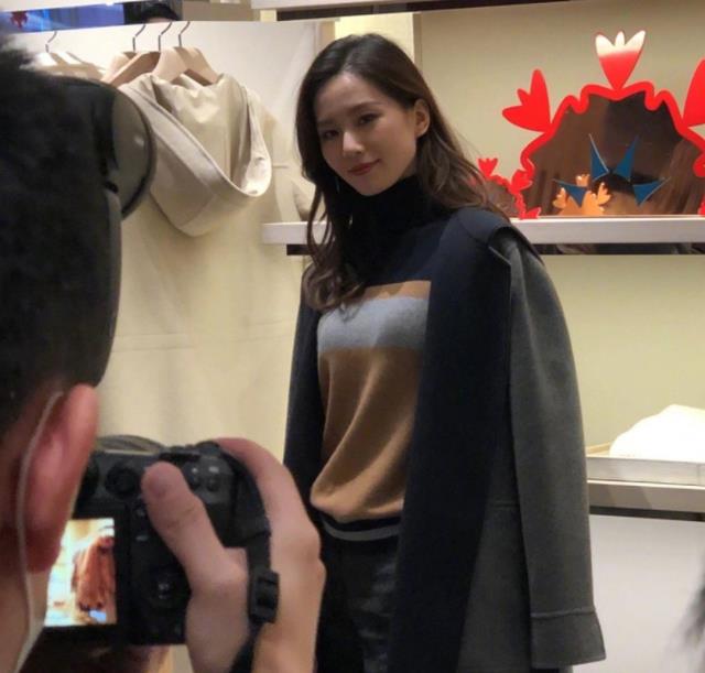 刘诗诗|刘诗诗商场亮相被抓拍，衣着朴素妆容淡雅，路人视角下依然迷人