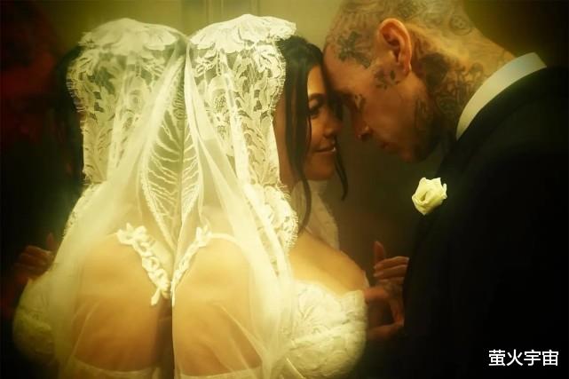 考特尼|43岁卡戴珊大姐被新婚丈夫亲脚丫，公开光头鼓手的特别爱好，惹争议