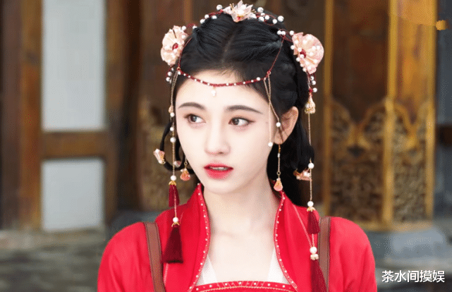 景甜|同样头顶“网兜”,贾静雯经典、邓萃雯毁形象,刘诗诗景甜太累赘