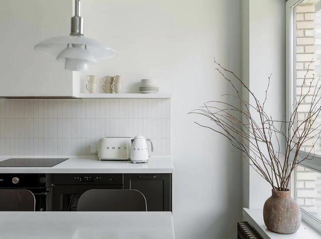 年轻家庭的89平两室住宅,简洁大气的黑白色调,效果让人百看不厌