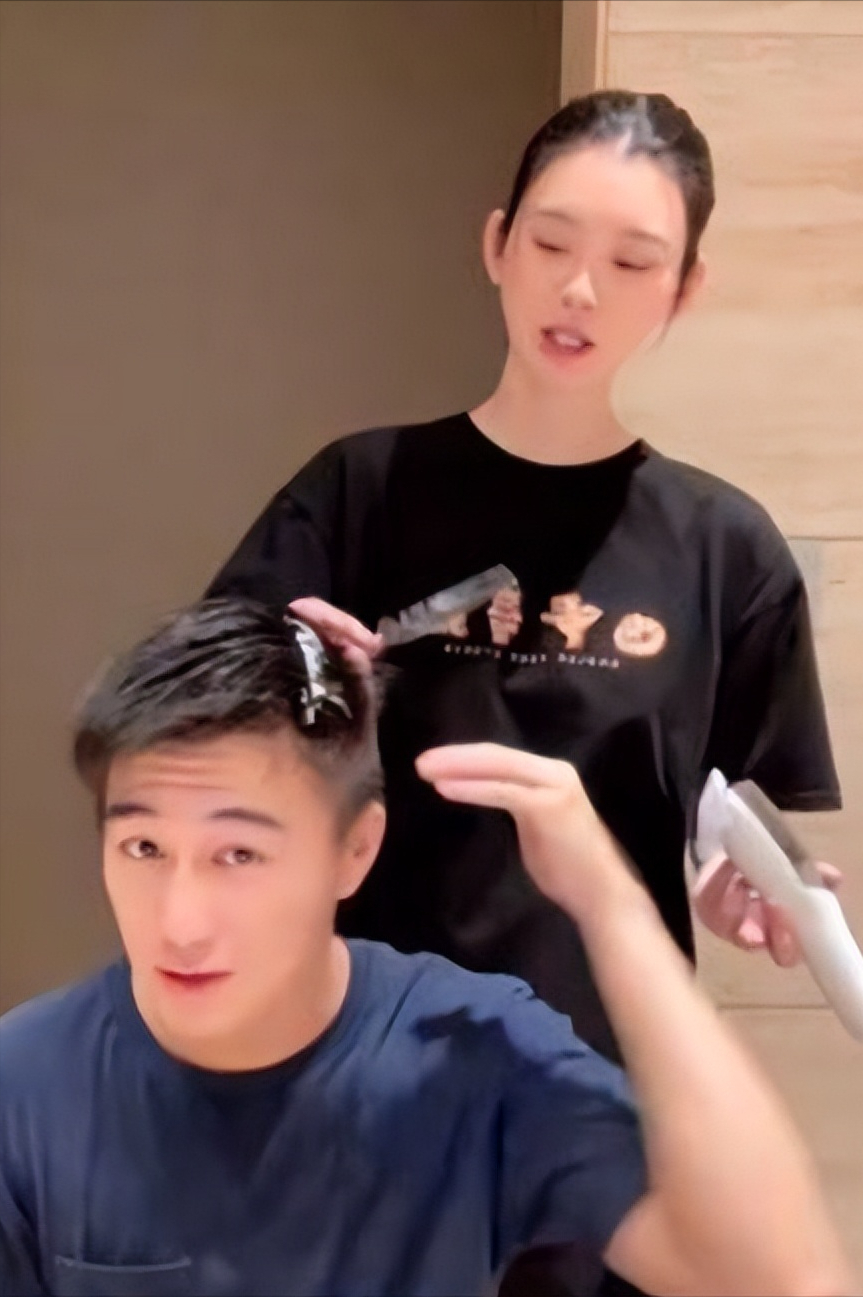 何猷君|奚梦瑶何猷君三口同框，儿子身材纤细像妈妈，并排走在人群中惹眼