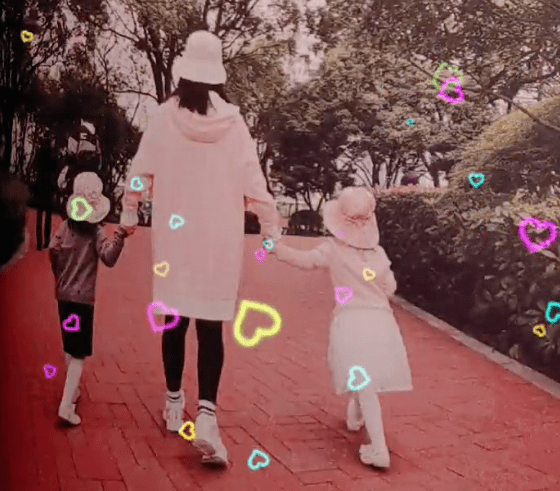 蔡卓宜|谢娜全家出游晒照片,人手一娃太幸福,两小只背影高挑让人羡慕