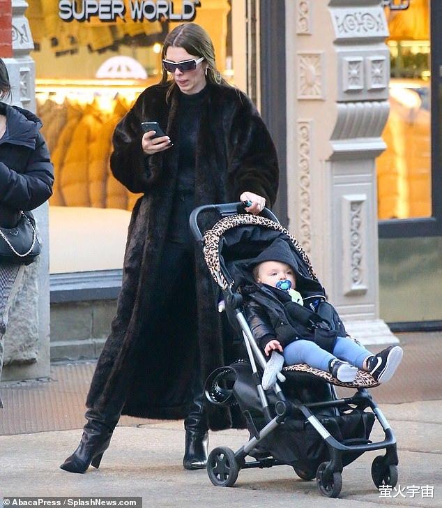 侃爷|侃爷31岁女友遛娃，穿貂儿变壕气富婆，专注手机无心管1岁儿子