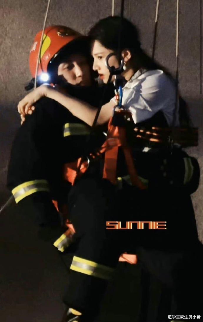 韩剧|流量小花被质疑不敬业，让男替身吊威亚戏穿女装，抱紧男主表情害怕