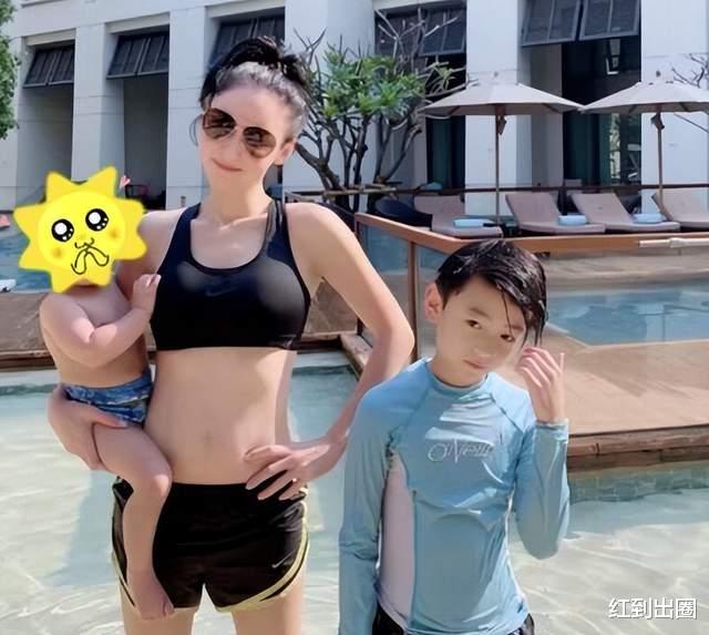张柏芝|41岁张柏芝罕穿泳装炫身材，脸蛋微红沾满水珠，三胎儿子正脸曝光