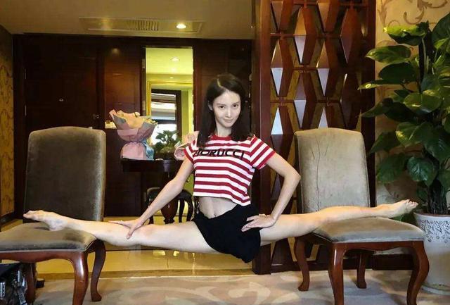 金晨|金晨“纸片芭比”身材火上热搜，二头肌抢镜，精瘦背后有多自律？