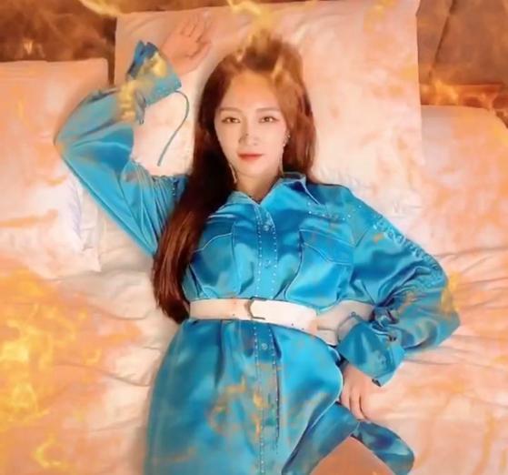 孟佳|相同背景乐,孟佳显“土”,江疏影却拍出高级感,原因或在此