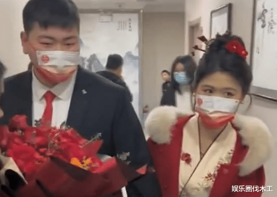 朱之文|朱小伟家成春节打卡景地！门口围水泄不通，大衣哥穿貂秀智能手机