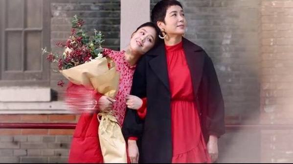 蒋雯丽|马思纯蒋雯丽一起街拍，远看似闺蜜，却是姨娘