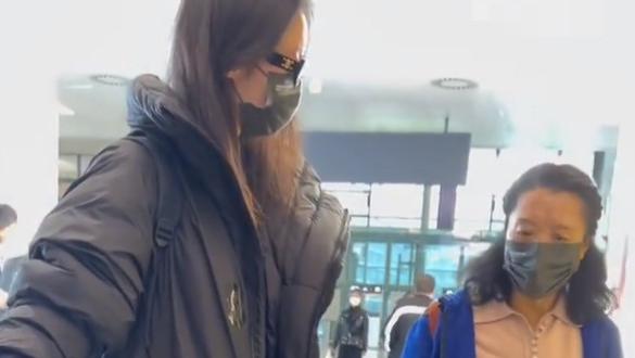 齐溪|齐溪带娃现身机场，俯身给女儿喂水好温柔，小公主呀呀学语超可爱