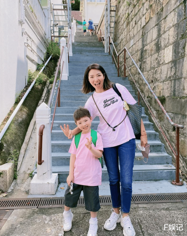 车婉婉|车婉婉分享与外籍老公嘴对嘴亲吻庆祝结婚9周年