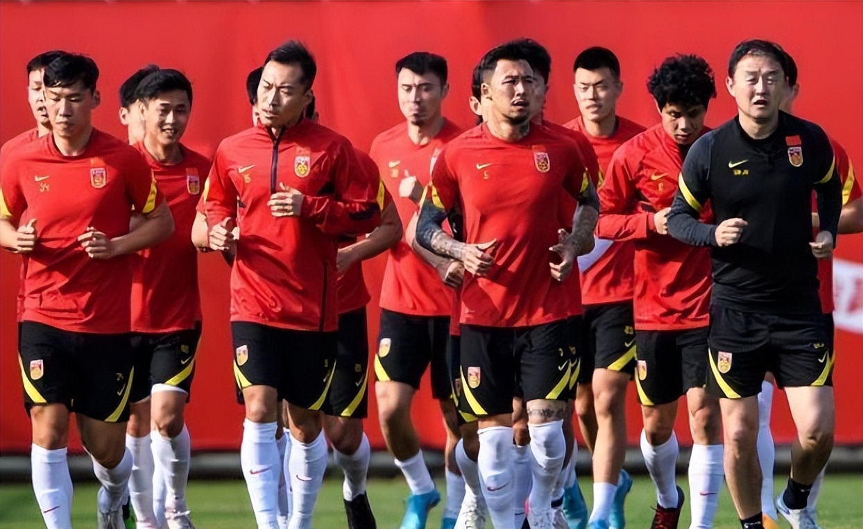 教练|国足前主帅指点足协，陈戌源急需改错，教练团队贪图轻松