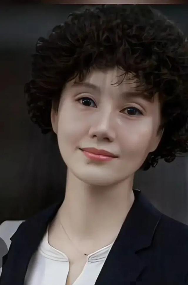 发型 不同发型的袁泉，美出了不同味道，可以说袁泉的脸配啥发型都挺美