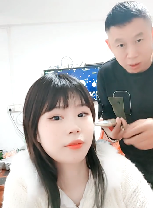 张艺兴|孙海洋晒餐桌上的团圆照，姐姐被护在中间，孙卓坐在最边上