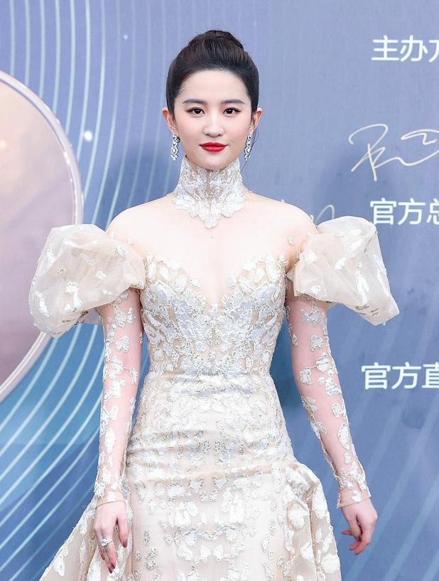 冰与火|微博电影之夜，张天爱身材登上热搜，“白幼瘦”病态审美引热议