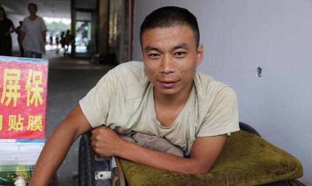 5岁时被亲生父亲踢成终身残疾,瘫痪20余年,靠贴膜买下第一套房