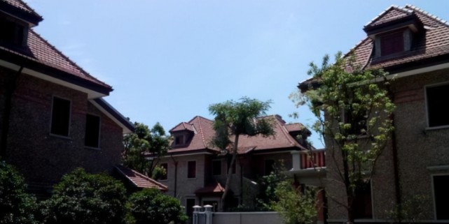 参观张雨绮住的豪宅,住在高档小区思南公馆,大门设计相当霸气