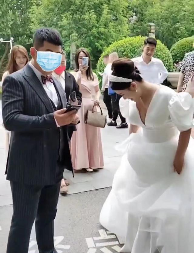 新娘蹲下身体给新郎系鞋带,新郎的举动让人意外,网友:别嫁了