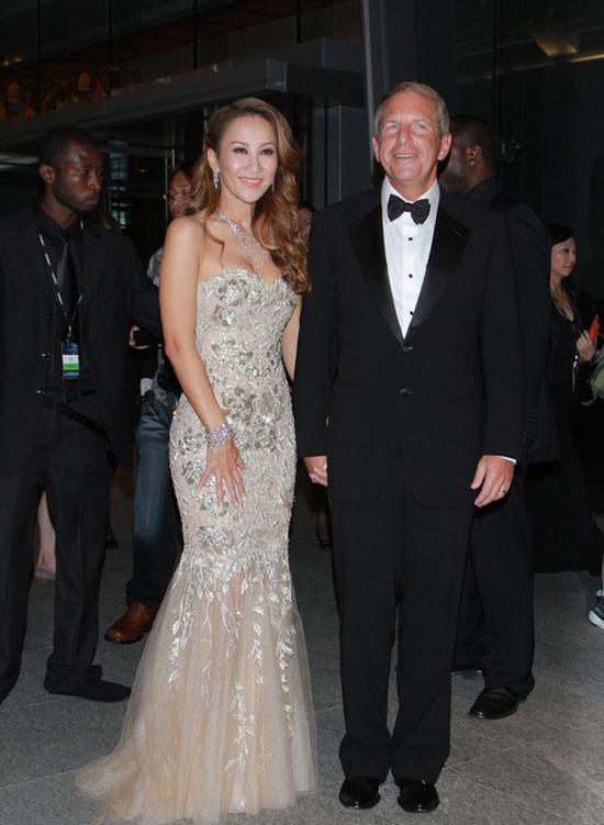 林妙妙|天后李玟：嫁大16岁外国男友，47岁仍不放弃生娃，与继女关系融洽