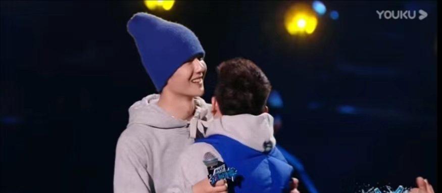 |王一博街舞队长大秀,引发全民翻跳热潮,再一次凭舞蹈出圈