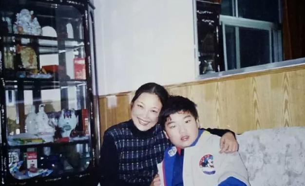 湖北一女教师生重度脑瘫儿,丈夫狠心抛弃母子,多年后儿子成硕士