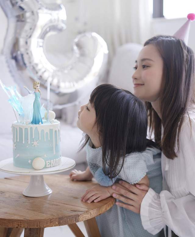 37岁前TVB花旦为3岁女儿庆生,豪宅内景太朴素,富二代老公未现身
