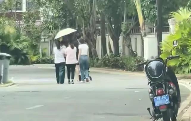 唐艺昕|偶遇唐艺昕张若昀一家三口度假,1岁多女儿扎小辫子模样很可爱